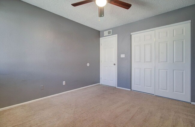 Building Photo - 2202 W Glenrosa Ave