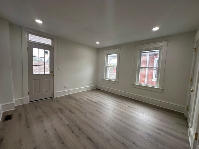 Building Photo - 528 Manor St