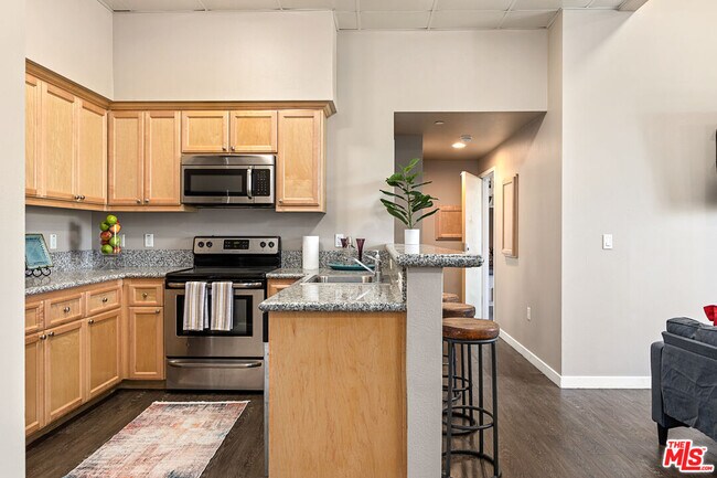 Building Photo - 630 W 28th St