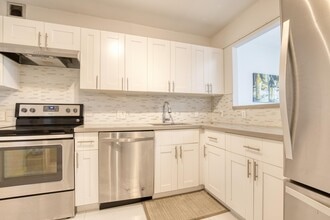 Building Photo - 2950 N Palm Aire Dr