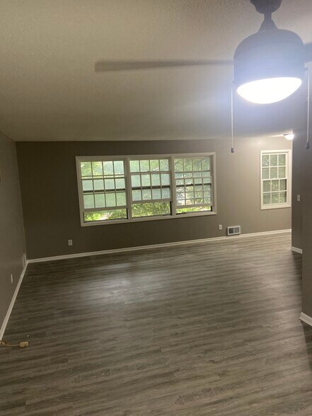 Building Photo - 332 Quincy St NE