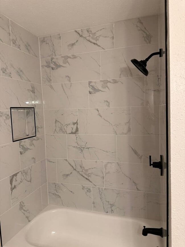 Building Photo - 829 NE 3rd St