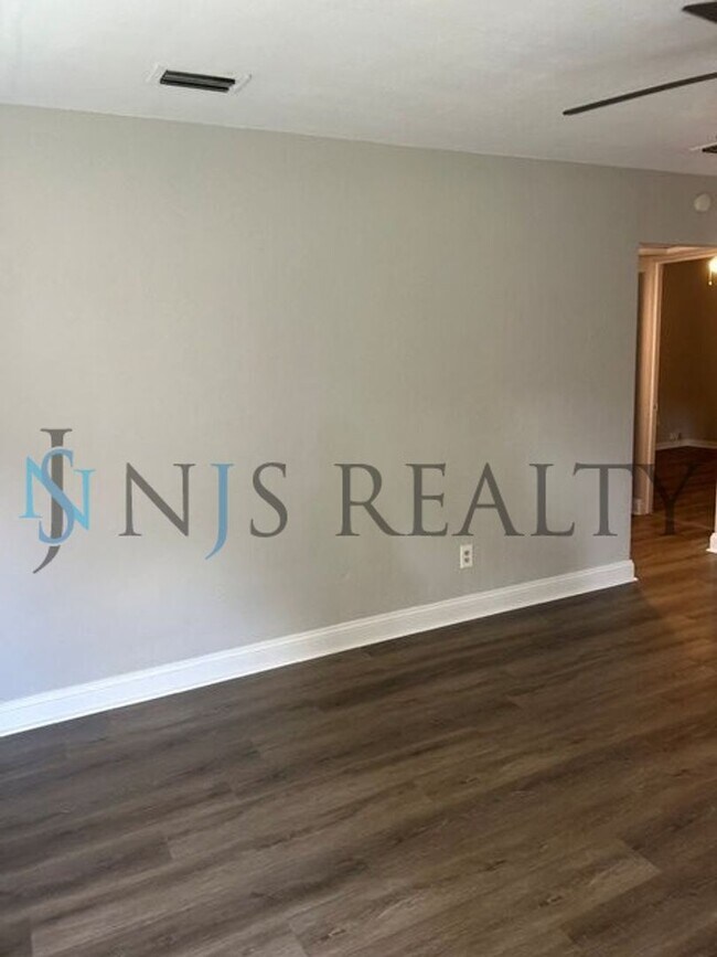 Building Photo - JUST RENOVATED! 2/1, 1180sq ft, Fully Updated Kitchen~Bath ~floors. NEW Appliances & Paint... wit...