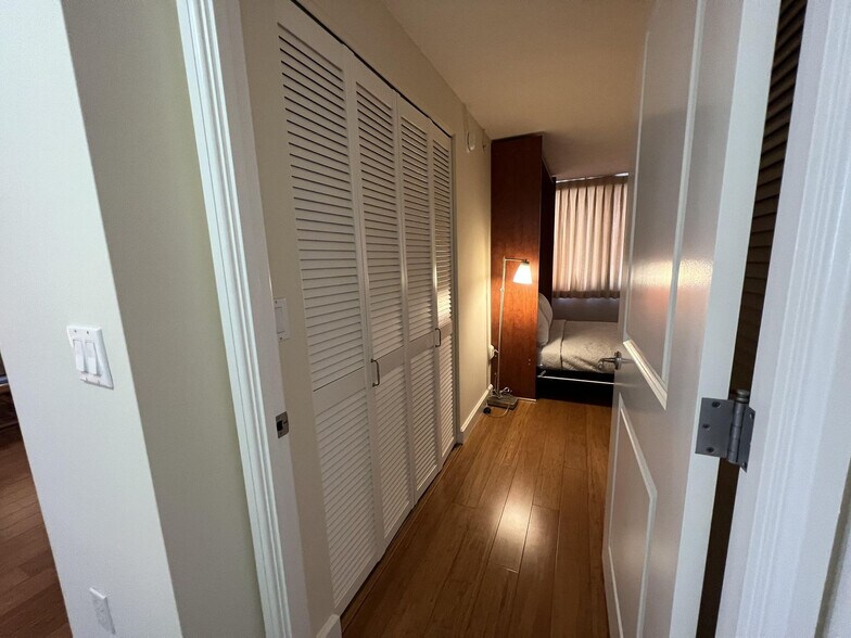 Building Photo - 343 Hobron Ln