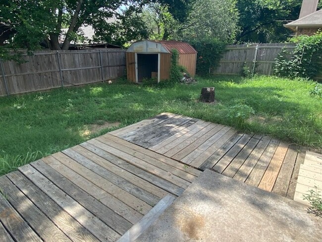 Building Photo - THREE BEDROOM TWO BATHROOM HOUSE