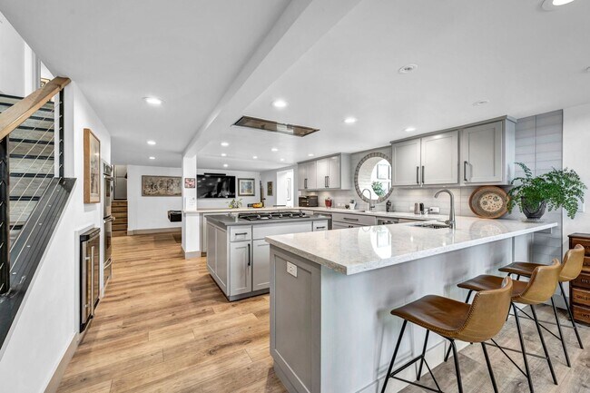 Building Photo - LAKEFRONT LUXURY ON LAKE STANLEY | FULLY FURNISHED + UTILITIES INCLUDED IN GUARDED LAKERIDGE SHORES