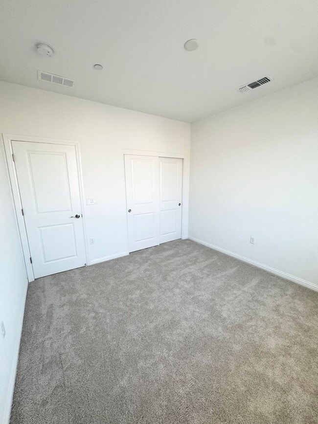 Building Photo - SOLAR HOME – 4 Bed / 3 Bath + Loft | 2,800 Sq Ft  SEE VIDEO