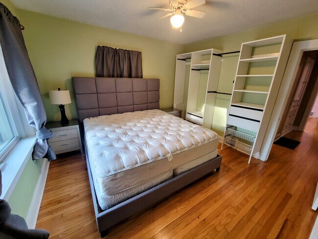 Building Photo - 5830 Holmes St