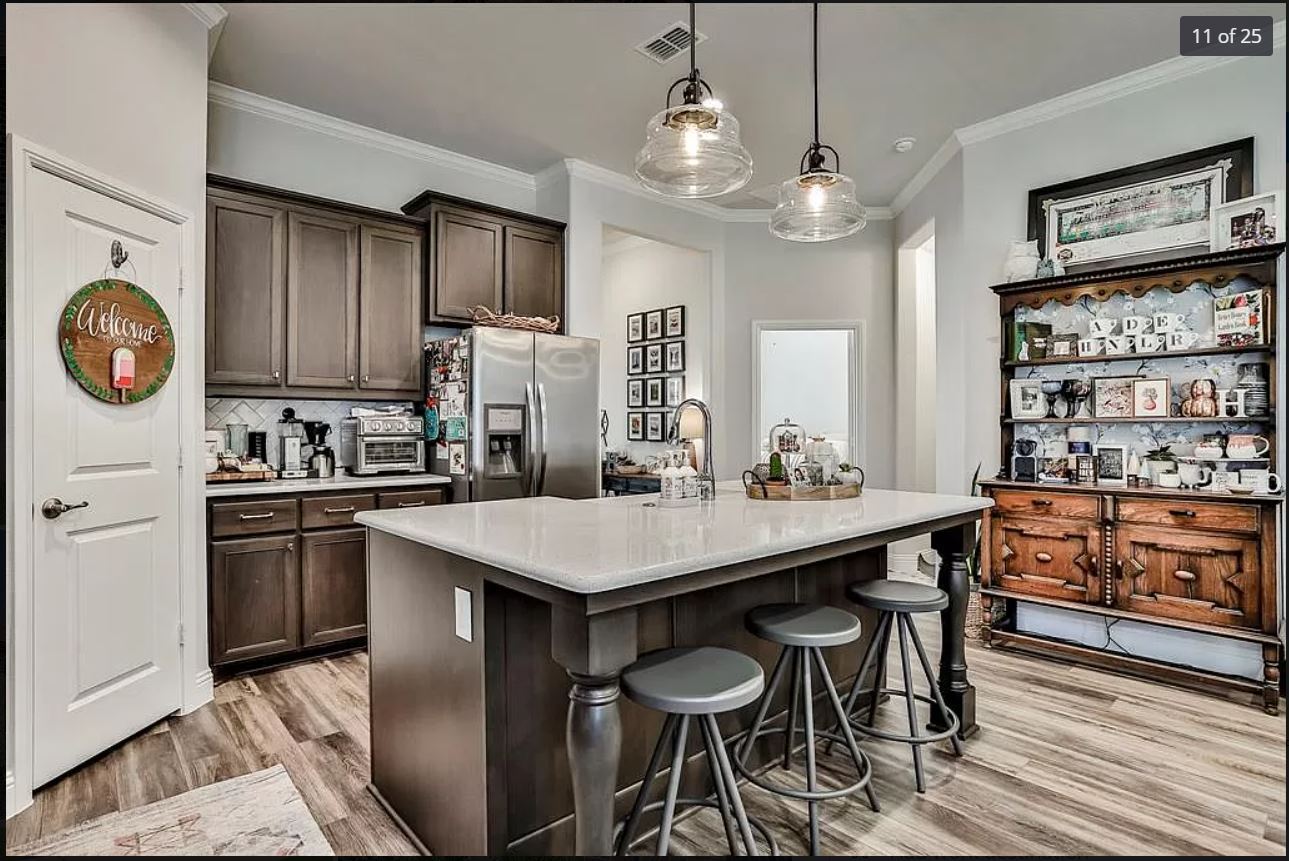 Upgraded Kitchen - 808 Parkside Dr