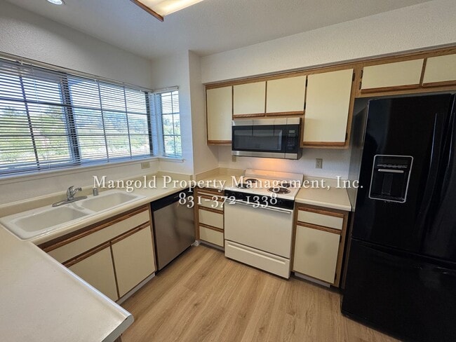 Building Photo - Spacious 2-Bed, 2-Bath Condo with Fireplac...