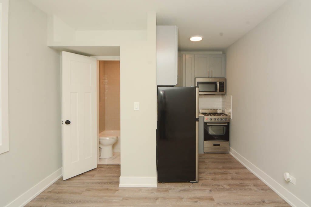 Building Photo - 553 W Belmont Ave