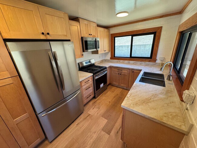 Building Photo - 8220 Edison Dr