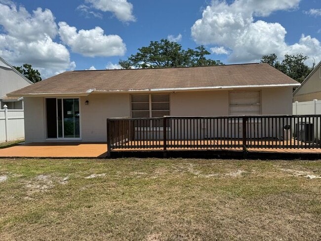 Building Photo - Freshly Updated Lake?Front Retreat in Desi...
