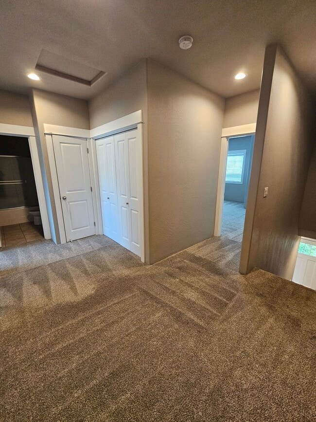 Building Photo - Beautiful 3 Bedroom Townhouse! Won't Last!