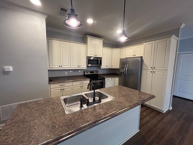 Building Photo - Beautifully Maintained 3 Bedroom