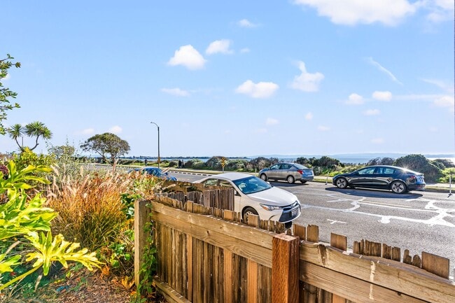 Building Photo - Utilities Paid! Modern 2 Bed Condo on the Water! Live by the Bay