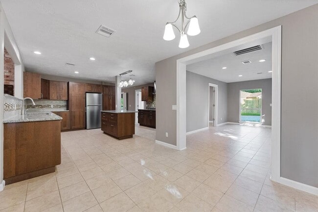 Building Photo - 11 Whittier Dr