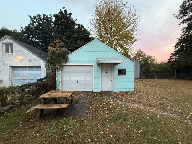 Building Photo - 2 Bedroom home, Large yard and pet friendly