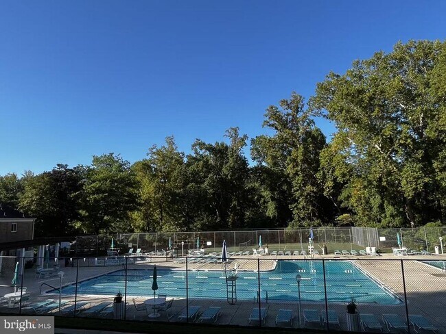 Building Photo - 10650 Weymouth St