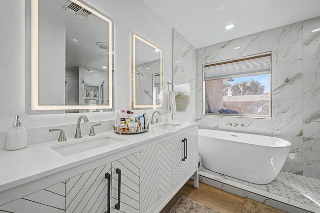 Building Photo - 8352 W San Juan Ave