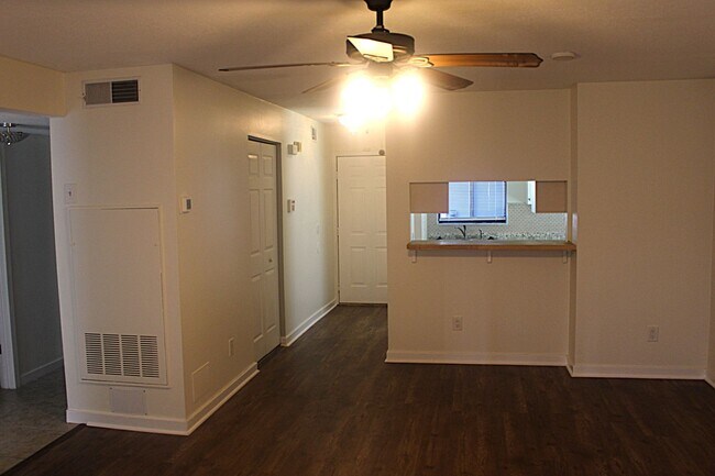 Building Photo - Lovely Condo for rent  ( New Lower Price)