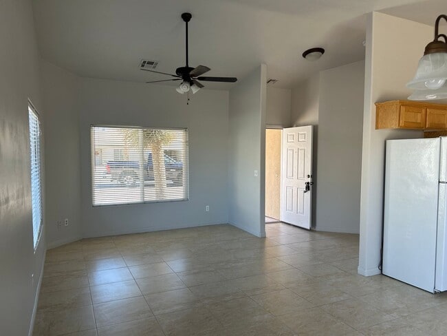 Building Photo - 3 Bedroom, 2 bath home in non HOA