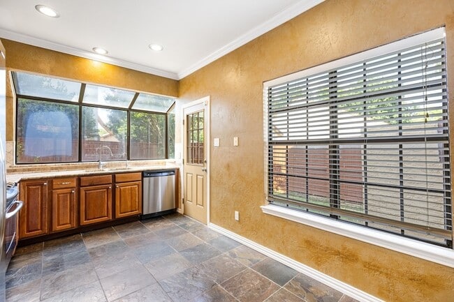 Building Photo - 602 Mission Cir