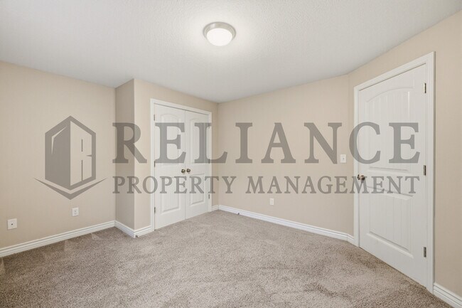 Building Photo - 2204 E Quivira St