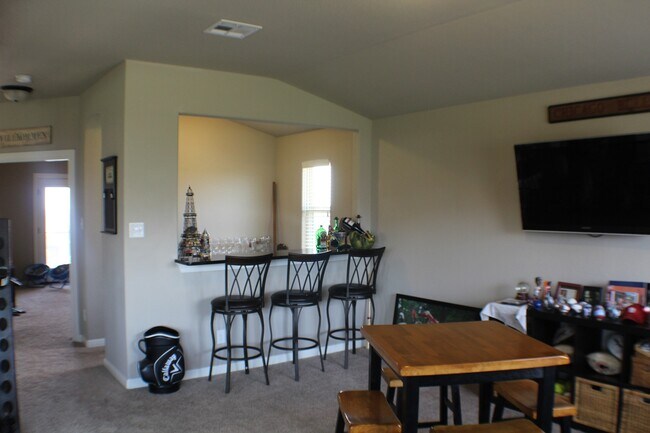 Building Photo - Beautiful spacious rental with fabulous up...