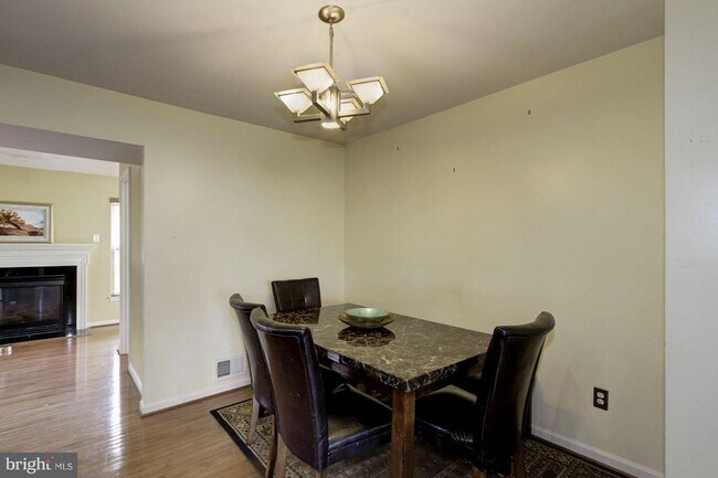 Building Photo - 7055 Oak Grove Way