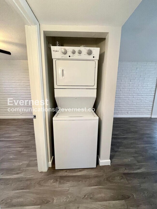 Building Photo - 534 E Huntington Dr