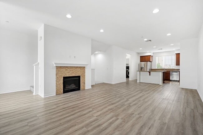 Building Photo - Prime Location! RARE Opportunity to LEASE 4/3.5 Spacious TownHome IN GARDEN GROVE!