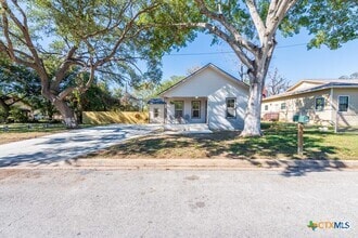 Building Photo - 404 S Oak Ave