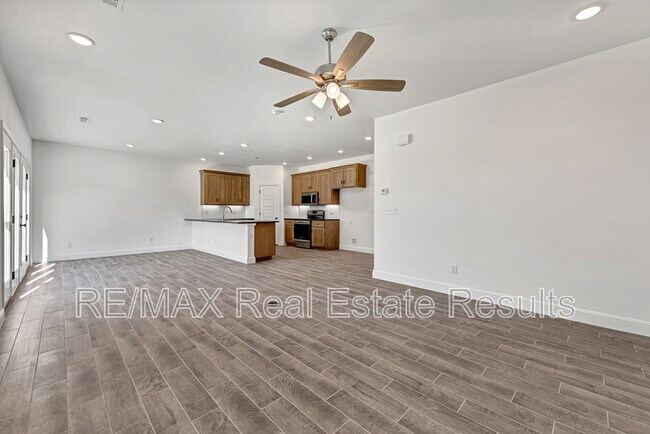 Building Photo - 2011 Wildflower Dr