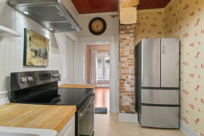 Building Photo - Historic Wenatchee Home 3 Bedroom 2 Bath