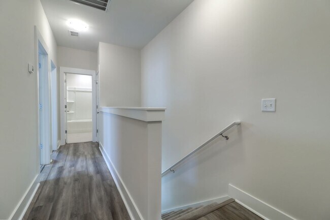 Building Photo - Beautifully Maintained 3 Bedroom, 2.5 Bath...
