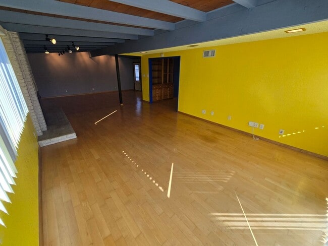 Building Photo - Spacious 3BR/2BA with Modern Upgrades, Lar...