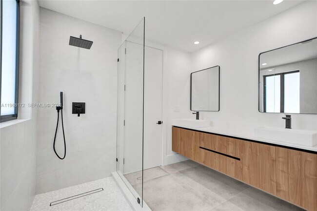 Building Photo - 2421 SW 16th Ter