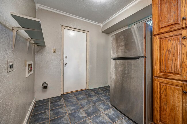 Building Photo - 3 BEDROOM 1 BATHROOM BRICK HOME FOR RENT!