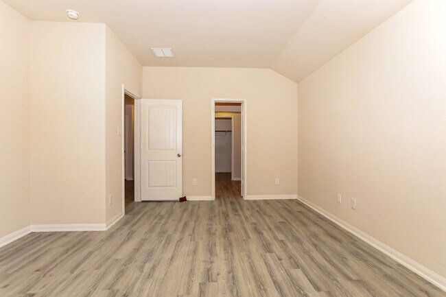 Building Photo - 2048 Oakwood Forest Dr