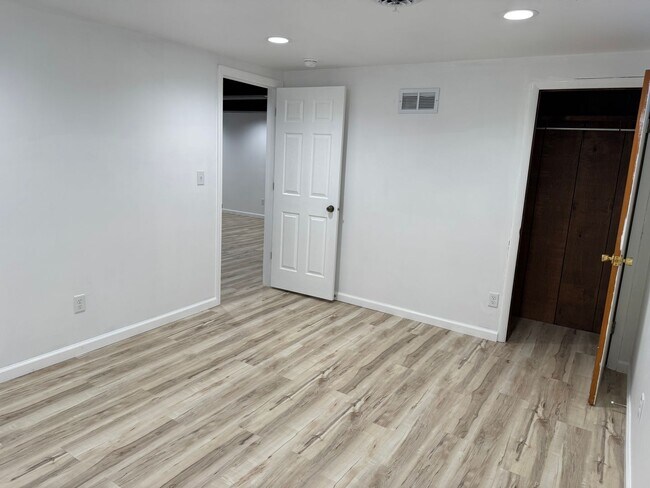 Building Photo - 209 W Royal Dr