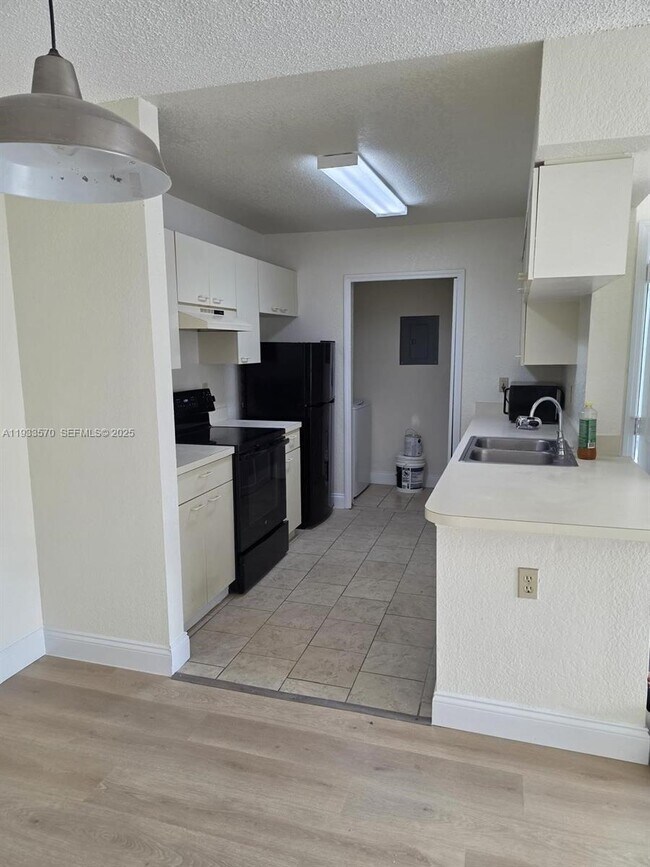 Building Photo - 2550 N Alafaya Trail