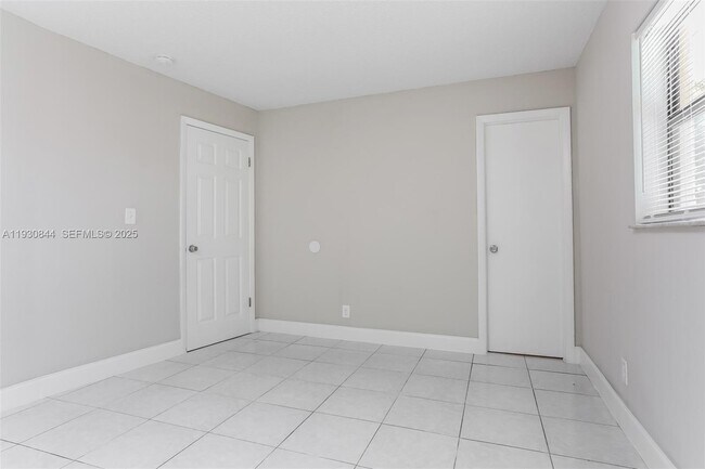 Building Photo - 707 SW 74th Ave