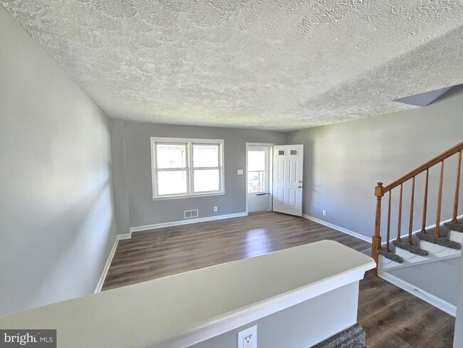 Building Photo - 2205 Redthorn Rd