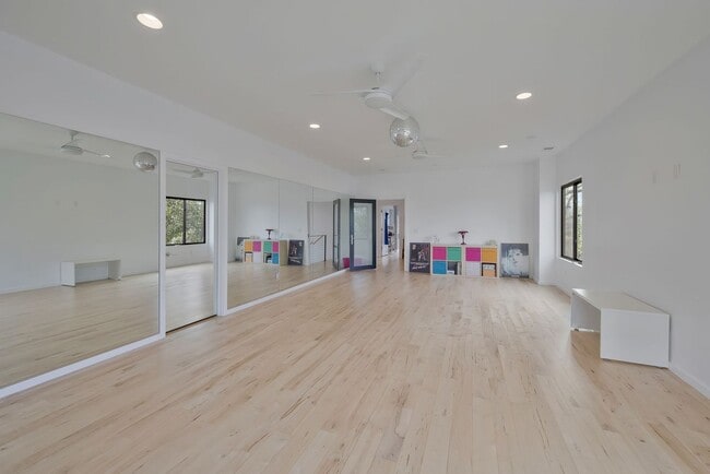 Building Photo - Custom-Built 4 Bed/ 2 Full + 2 Half Bath Modern Home at the base of Love Circle, Fully Furnished,...