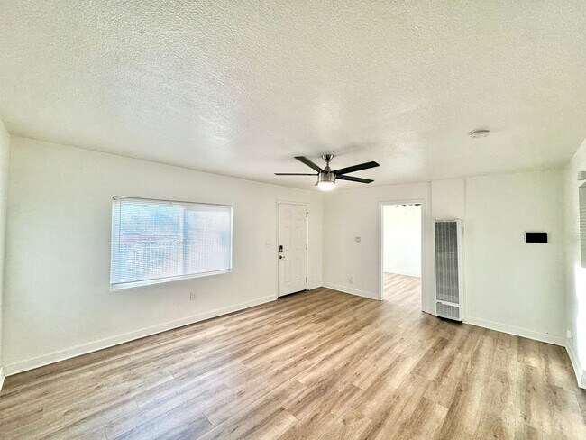 Building Photo - Front Unit 3 Bedroom, 1 Bathroom