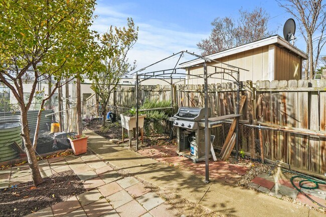 Building Photo - Brentwood Beauty