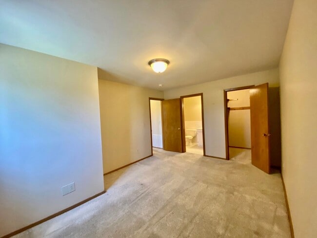 Building Photo - 2 Bed/1.5 Bath Ground floor