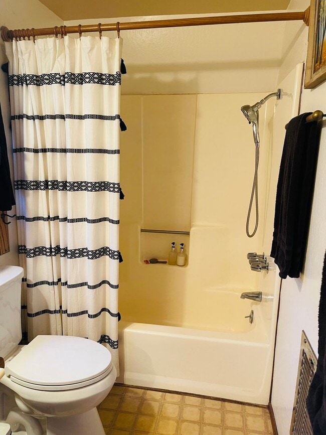 Building Photo - 2BR/1 Bath Bear Valley Springs Home  with ...
