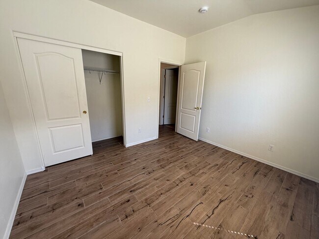 Building Photo - 2 Bedroom 2 Bath in Gated Community in Amante at Verde Fanta Fe Contact Property Pros 928-634-7710